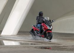 Honda Forza 125 bei Auto Stahl Seitenansicht Rot Schwarz Wasser