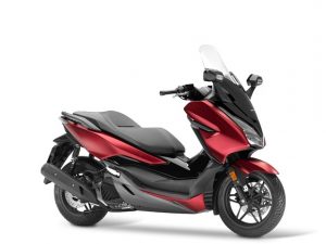 2018 Honda Forza 125 bei Auto Stahl Seitenansicht Rot Schwarz