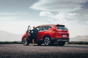 Honda CR-V 2018 Benziner Seitenansicht Rot Straße Steine Auto