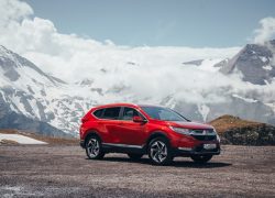 Honda CR-V 2018 Benziner Seitenansicht Rot Outdoor Auto Berge