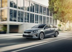 Kia c'eed SW 2019 Seitenansicht Front Grau Auto StahlCity Fahrt