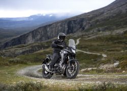 Honda CB500X 2019 bei Auto Stahl Schwarz Silber Landschaft Berge Kurve