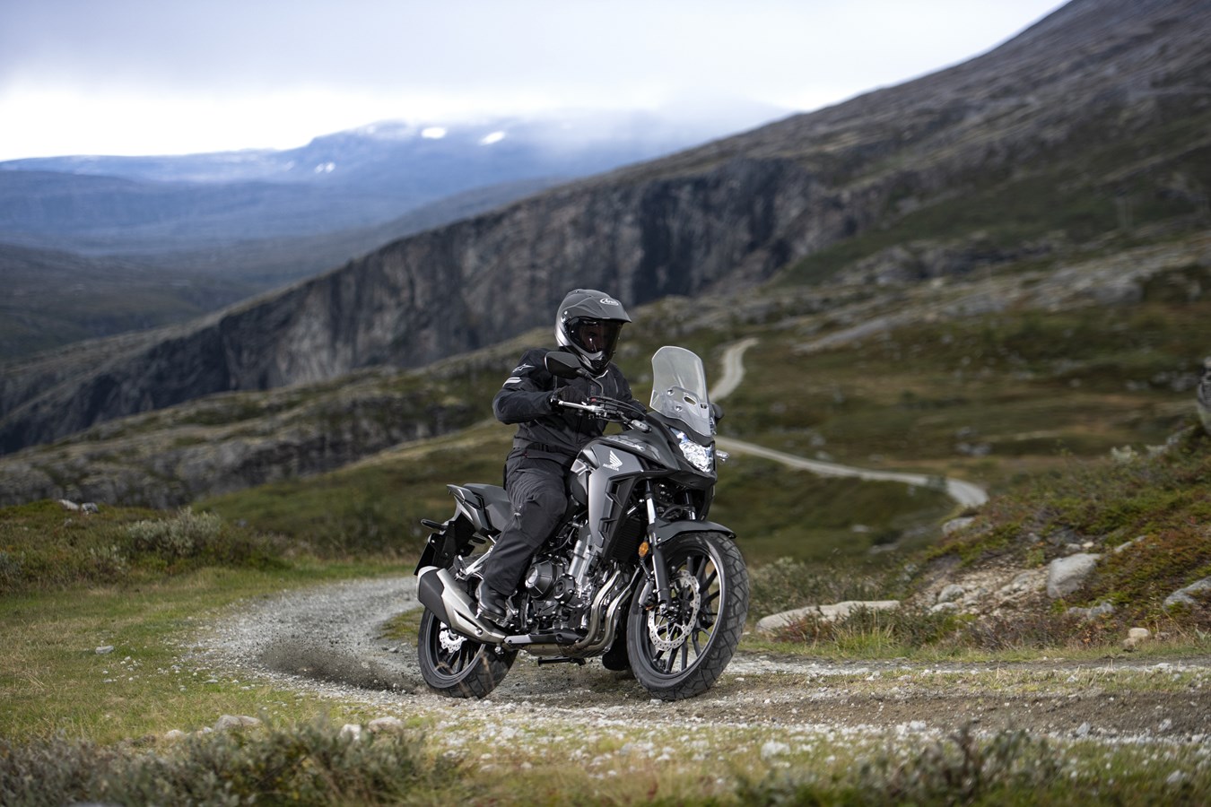 Honda CB500X 2019 bei Auto Stahl Schwarz Silber Landschaft Berge Kurve