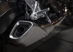 Honda CB650R 2019 bei Auto Stahl Auspuff Fußraster Silber