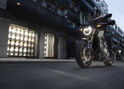Honda CB650R 2019 bei Auto Stahl Schwarz Straße Scheinwerfer Licht Fahrt