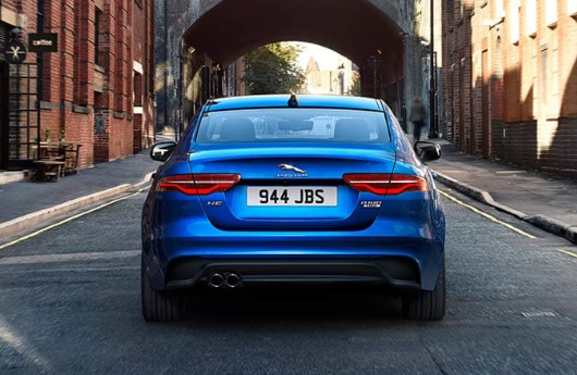 Auto Stahl der neue Jaguar XE 2019 Heckansicht Blau City