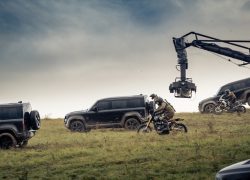 Land Rover Defender bei Auto Stahl Modellbild James Bond