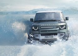 Land Rover Defender bei Auto Stahl Frontansicht im Schnee