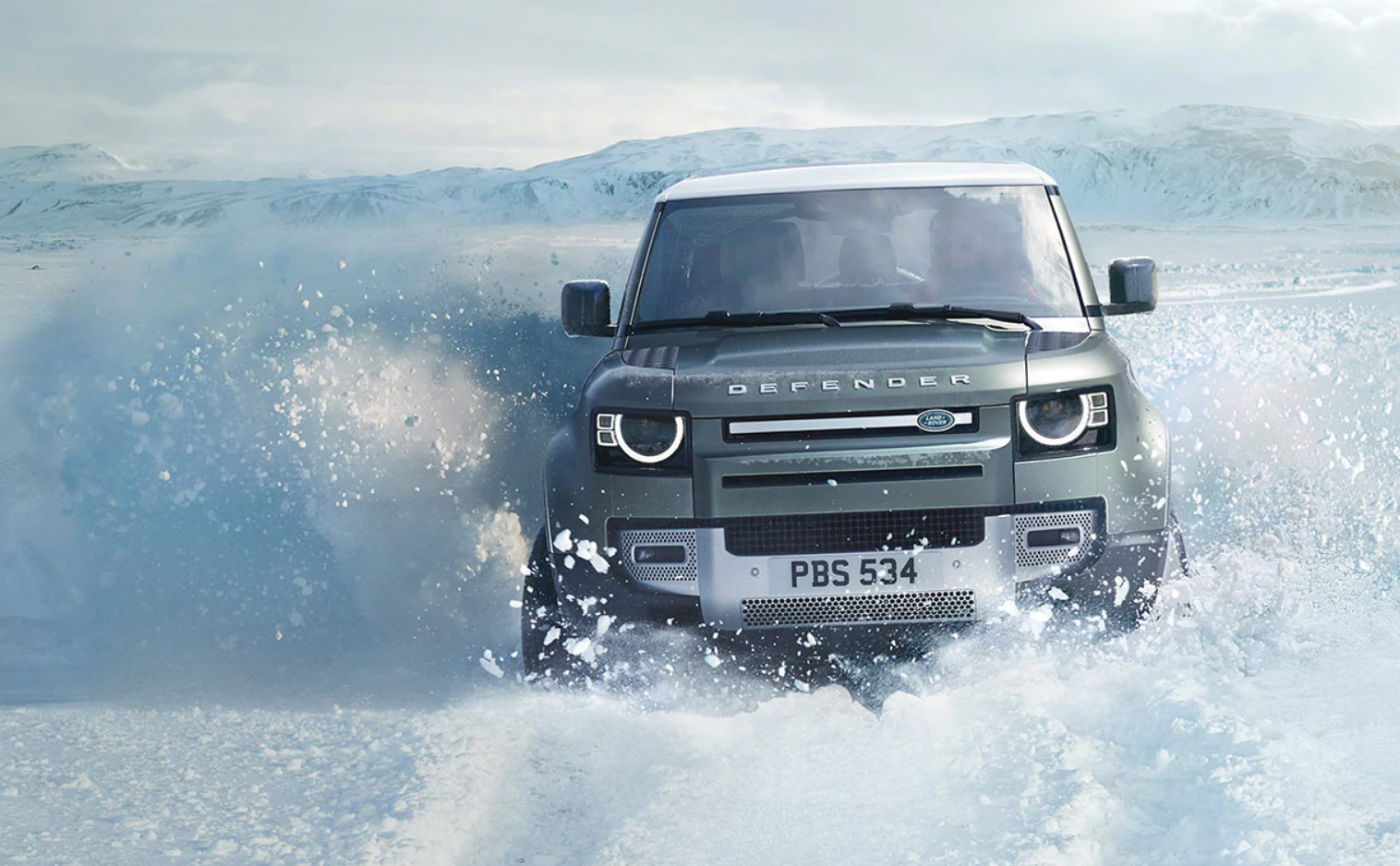 Land Rover Defender bei Auto Stahl Frontansicht im Schnee