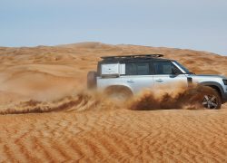 Land Rover Defender bei Auto Stahl in der Wüste Modellbild