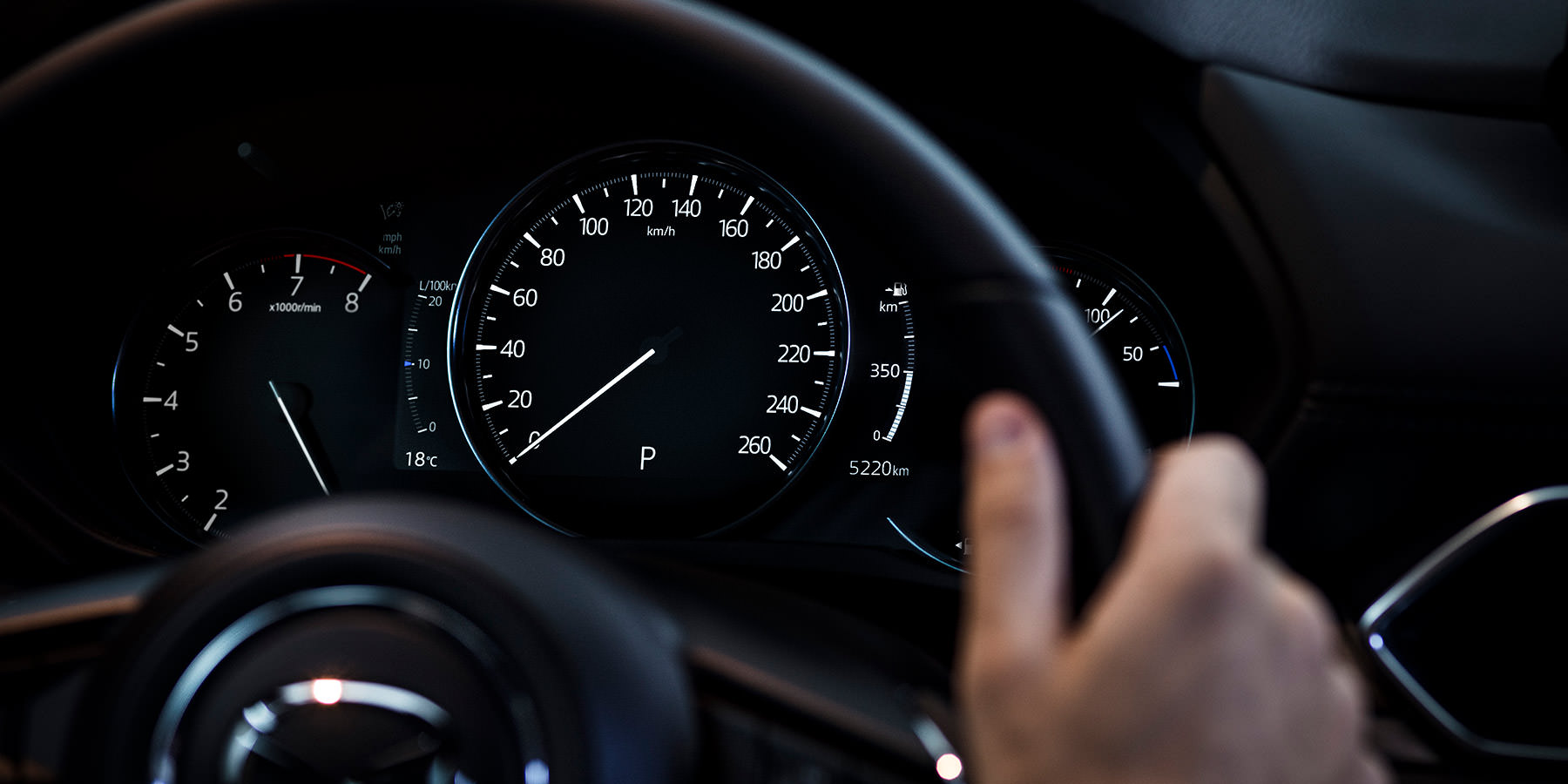 Mazda CX-5 bei Auto Stahl Modellabbildung, Blick aus dem Fahrercockpit in der Nacht, Tachometeranzeige