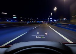 Mazda CX-5 bei Auto Stahl Modellabbildung, Blick aus dem Fahrercockpit in der Nacht, Tachometeranzeige auf der Frontscheibe