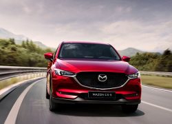 Mazda CX-5 bei Auto Stahl Modellabbildung frontal in Fahrt auf einer Schnellstraße, Modellfarbe rot