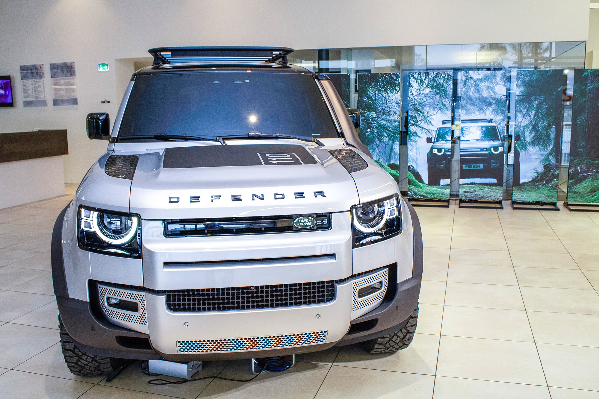 Der neue Land Rover Defender bei AUTO STAHL im Jaguar Land Rover Flagship-Store in der Brunner Straße 81a, 1230 Wien