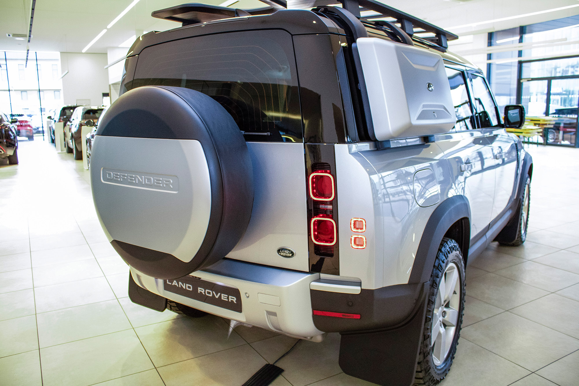 Der neue Land Rover Defender bei AUTO STAHL im Jaguar Land Rover Flagship-Store in der Brunner Straße 81a, 1230 Wien