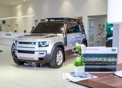 Der neue Land Rover Defender bei AUTO STAHL im Jaguar Land Rover Flagship-Store in der Brunner Straße 81a, 1230 Wien