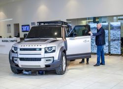 Der neue Land Rover Defender bei AUTO STAHL im Jaguar Land Rover Flagship-Store in der Brunner Straße 81a, 1230 Wien