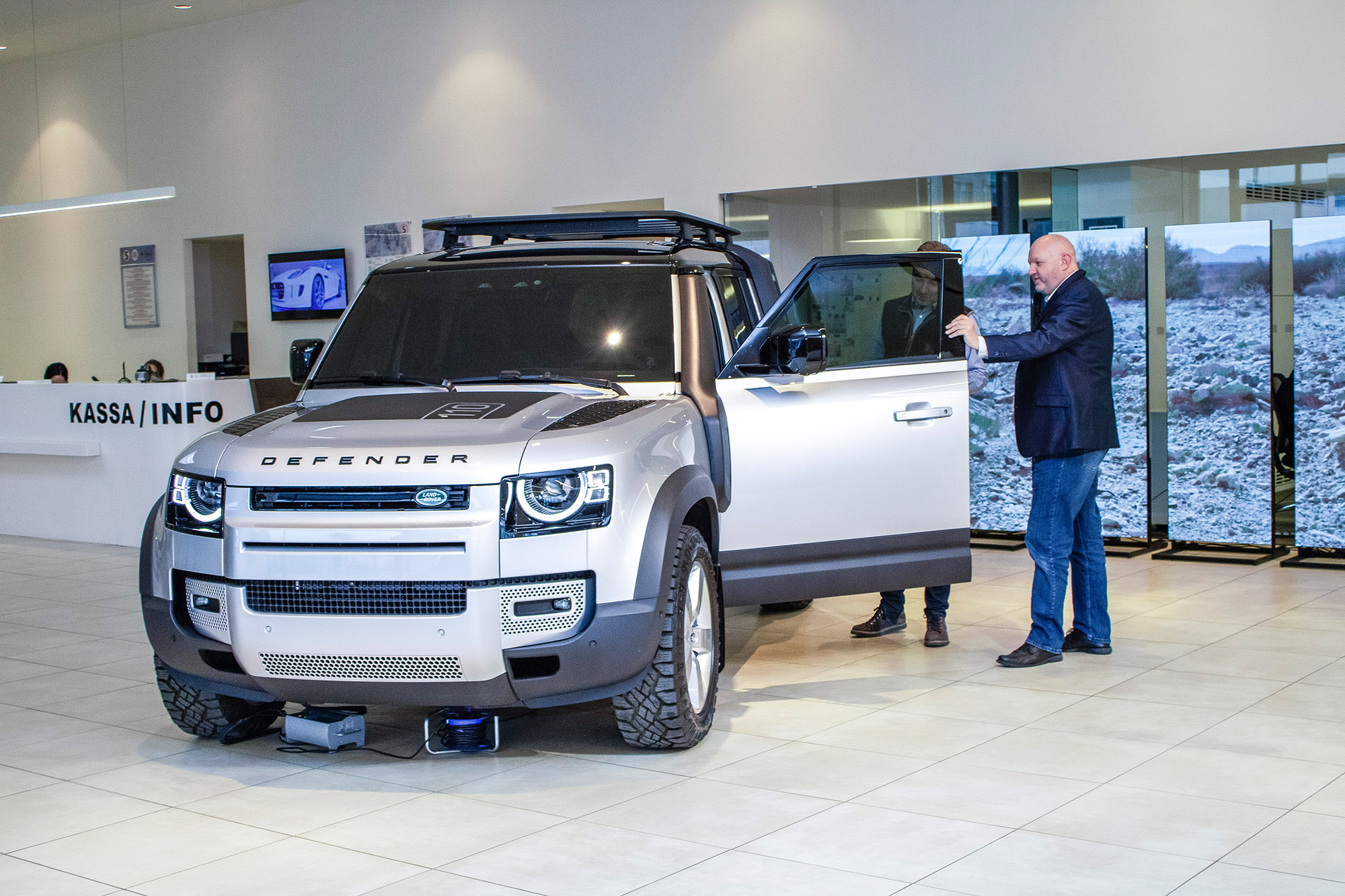 Der neue Land Rover Defender bei AUTO STAHL im Jaguar Land Rover Flagship-Store in der Brunner Straße 81a, 1230 Wien