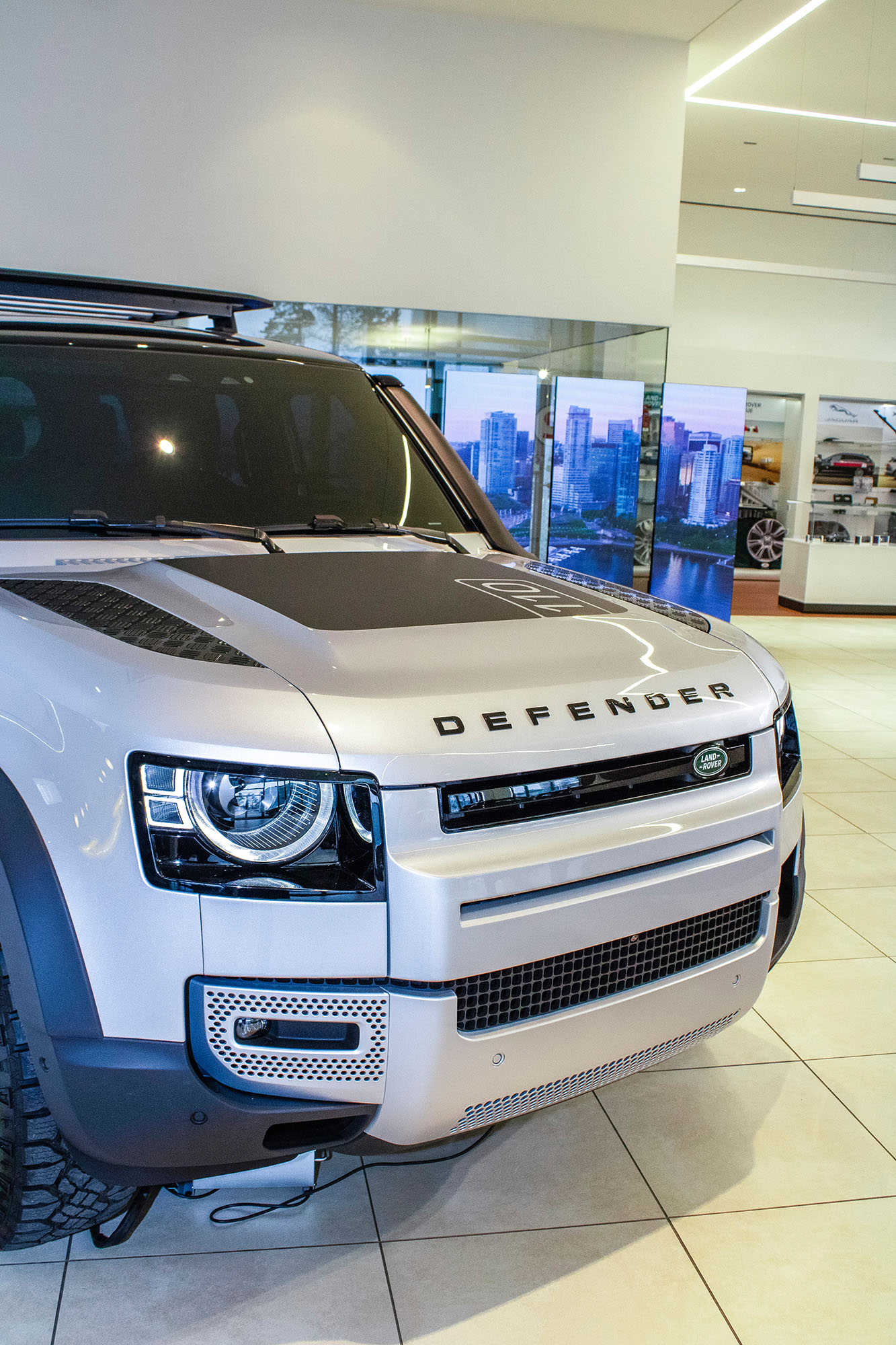 Der neue Land Rover Defender bei AUTO STAHL im Jaguar Land Rover Flagship-Store in der Brunner Straße 81a, 1230 Wien