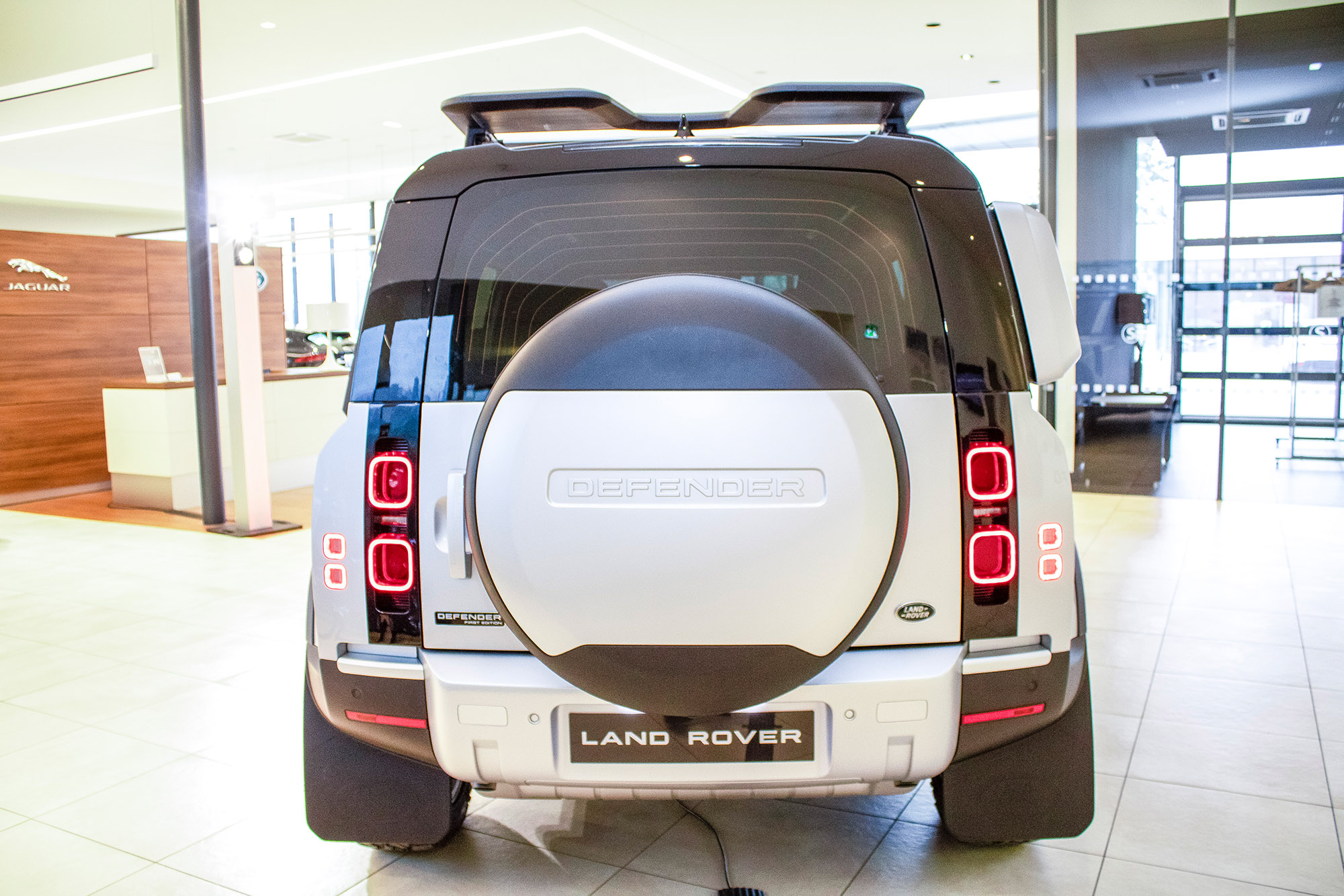 Der neue Land Rover Defender bei AUTO STAHL im Jaguar Land Rover Flagship-Store in der Brunner Straße 81a, 1230 Wien