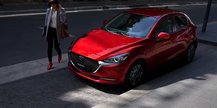 Mazda 2 bei Auto Stahl Modellabbildung in der Modellfarbe rot in schräge Frontansicht