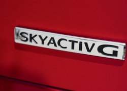 Mazda 2 bei Auto Stahl Modellfarbe rot, Skyactiv G Emblem