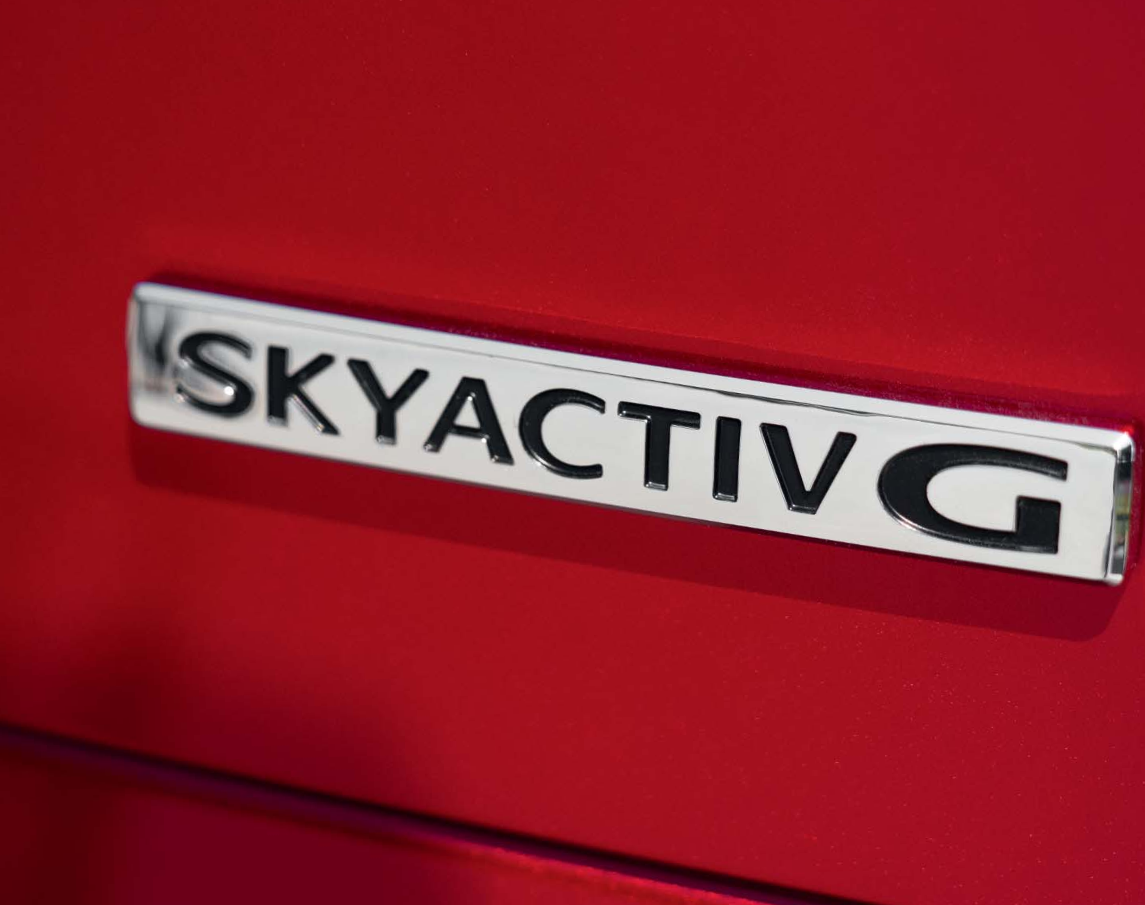 Mazda 2 bei Auto Stahl Modellfarbe rot, Skyactiv G Emblem