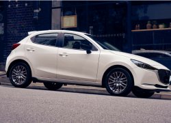 Mazda 2 bei Auto Stahl Modellabbildung in der Modellfarbe weiß in Seitenansicht