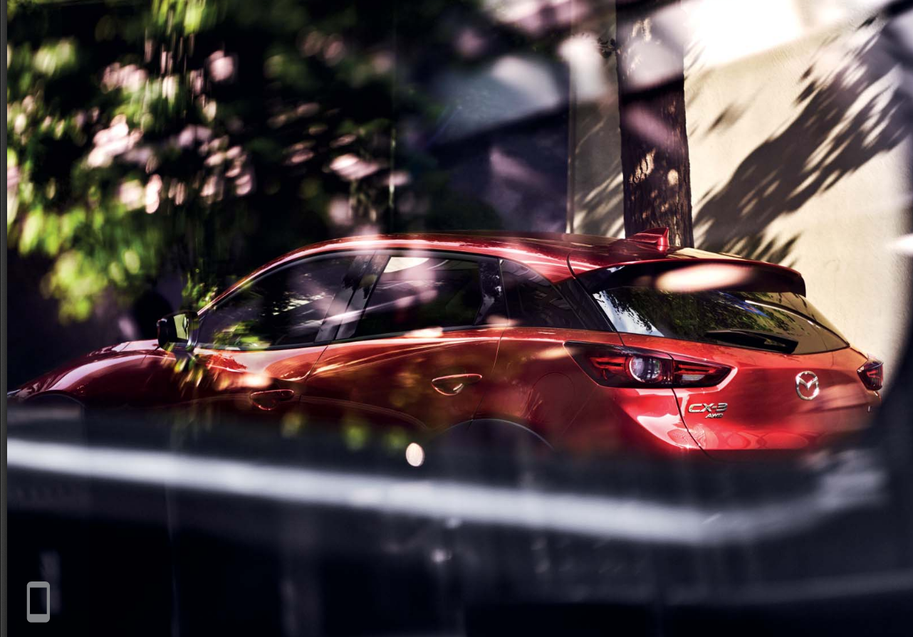 Mazda CX-3 bei Auto Stahl Detail der Modellabbildung in schräger Frontansicht in moderner Umgebung, Modellfarbe rot
