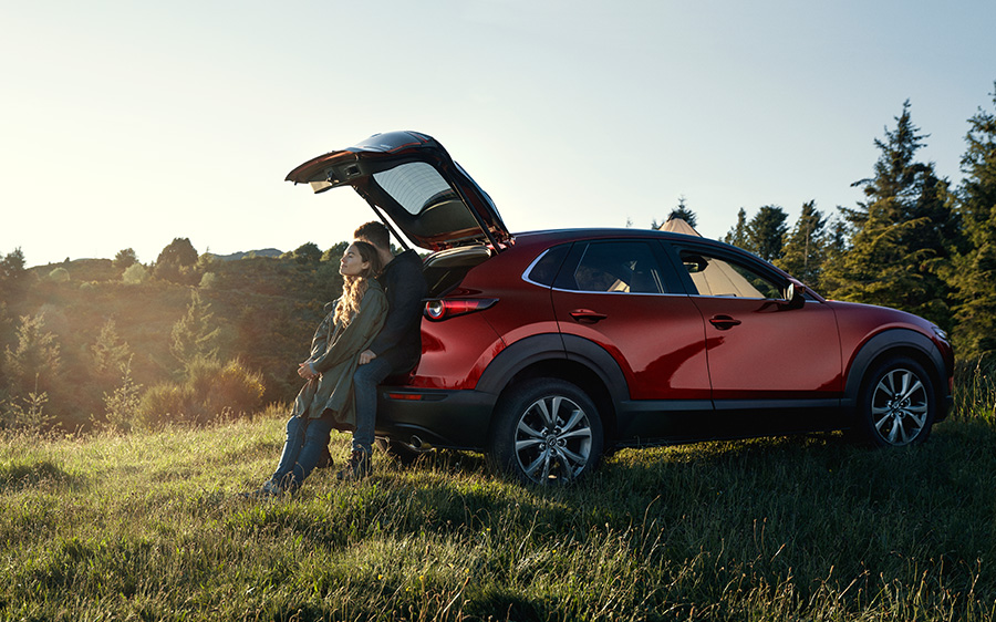 Mazda CX-30 bei Auto Stahl Stimmungsbild, Mann und Frau am geöffneten Kofferraum lehnend