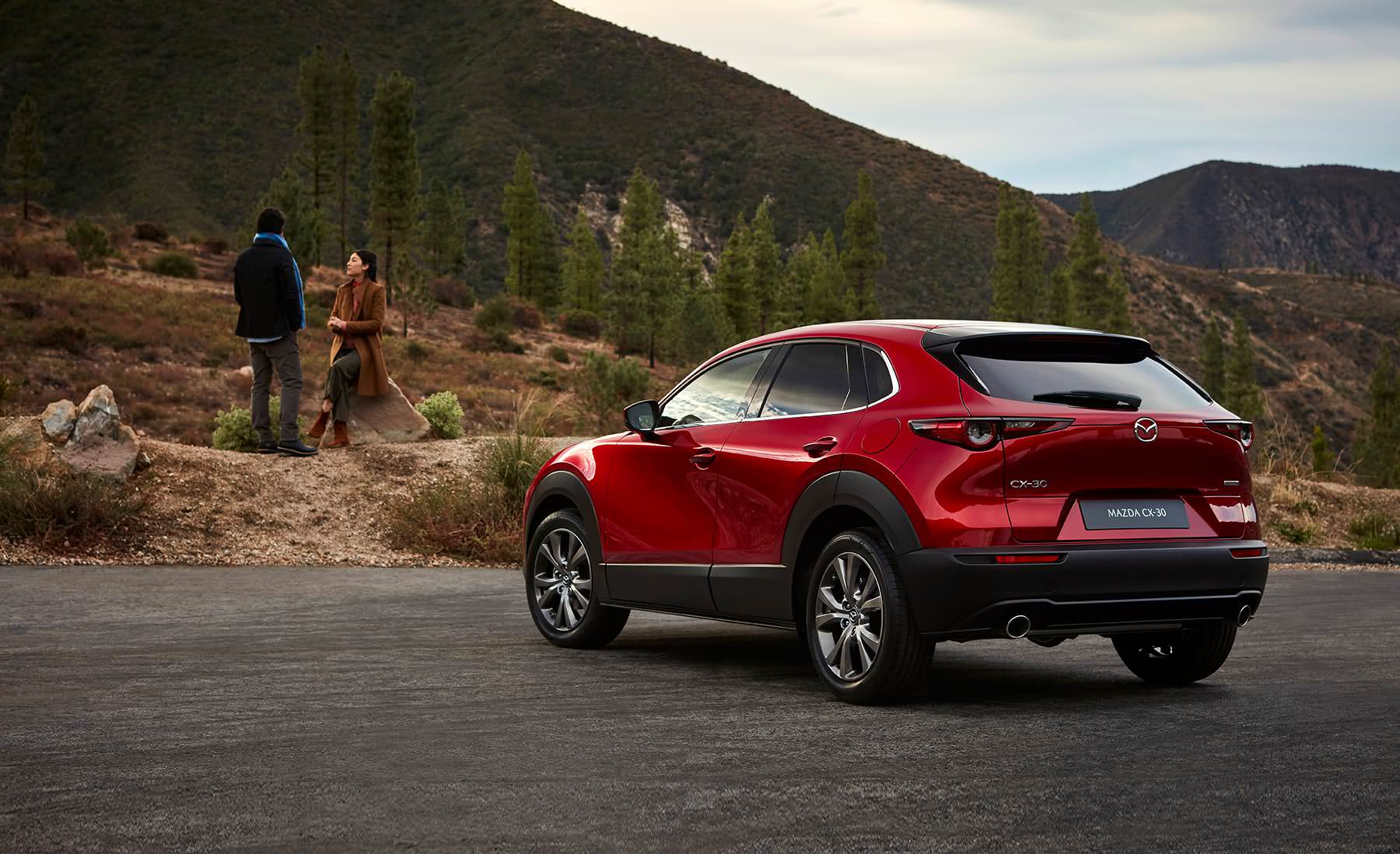 Mazda CX-30 bei Auto stahl schräge Heckansicht, Natur, Modellfarbe rot