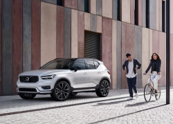 Volvo XC40, urbane Umgebung mit jungen Menschen, Modellfarbe weiß