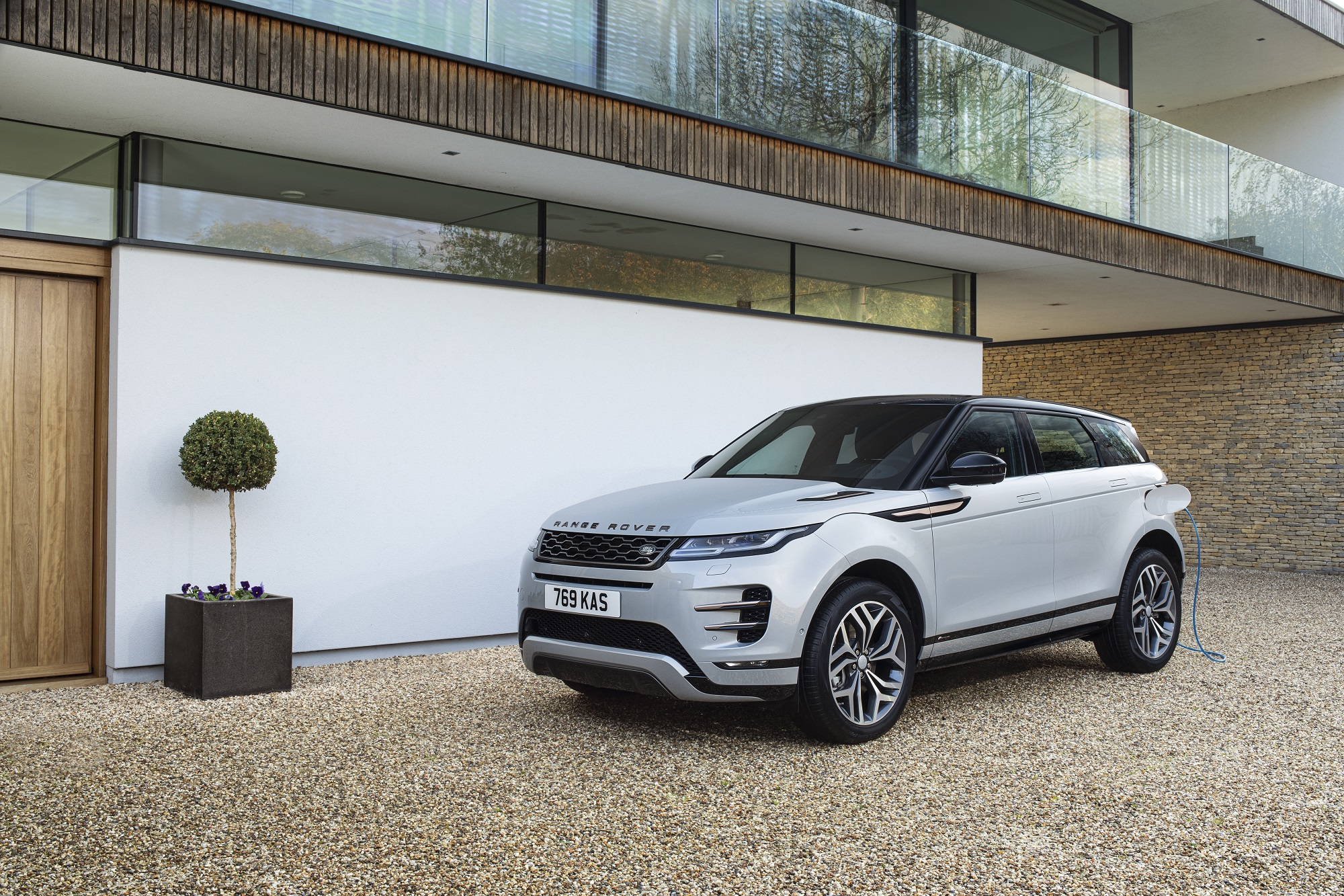 Range Rover Evoque PHEV bei Auto stahl Seitenansicht