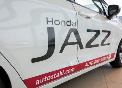 Foto des neuen Honda Jazz e:HEV und Crosstar e:HEV mit Verkaufsleiter Georg Kellner am AUTO STAHL Standort Wien 23