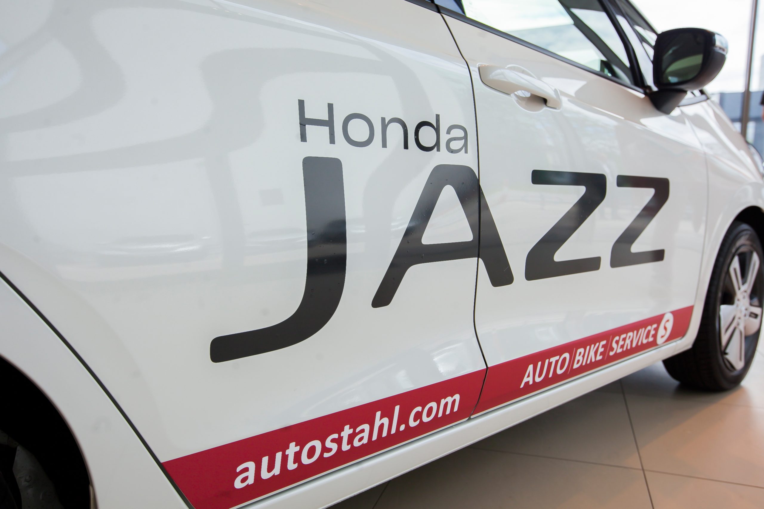 Foto des neuen Honda Jazz e:HEV und Crosstar e:HEV mit Verkaufsleiter Georg Kellner am AUTO STAHL Standort Wien 23