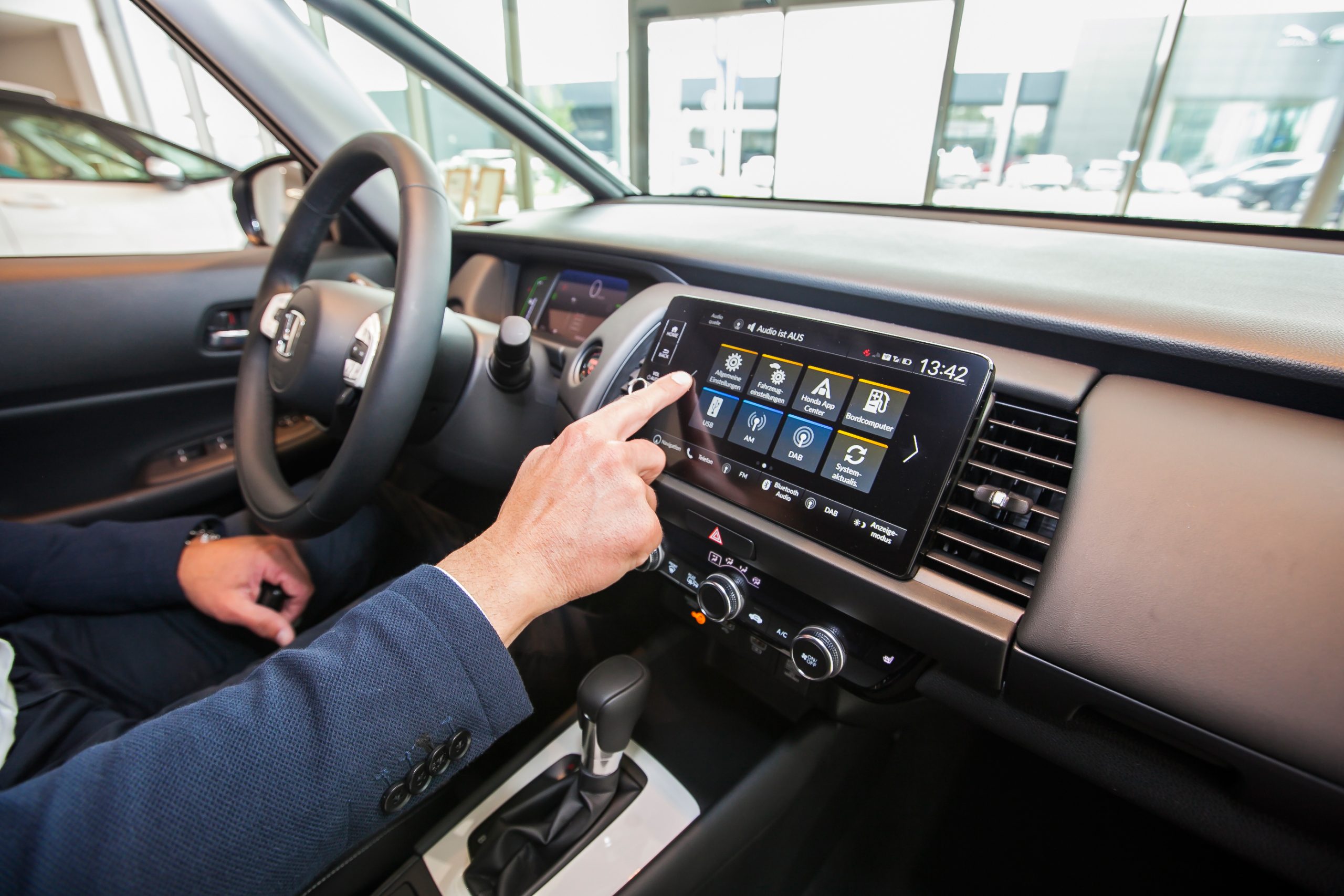 Foto des neuen Honda Jazz e:HEV und Crosstar e:HEV mit Verkaufsleiter Georg Kellner am AUTO STAHL Standort Wien 23