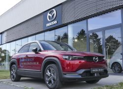 Mazda MX-30 bei AUTO STAHL vor dem Schauraum in der Pragerstraße 278