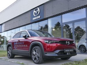 Mazda MX-30 bei AUTO STAHL vor dem Schauraum in der Pragerstraße 278