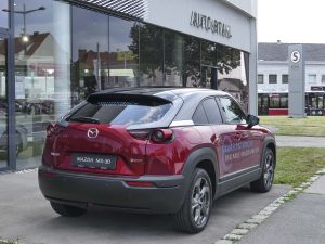 Mazda MX-30 bei AUTO STAHL, Ansicht vom Heck vor dem Schauraum in der Pragerstraße 278