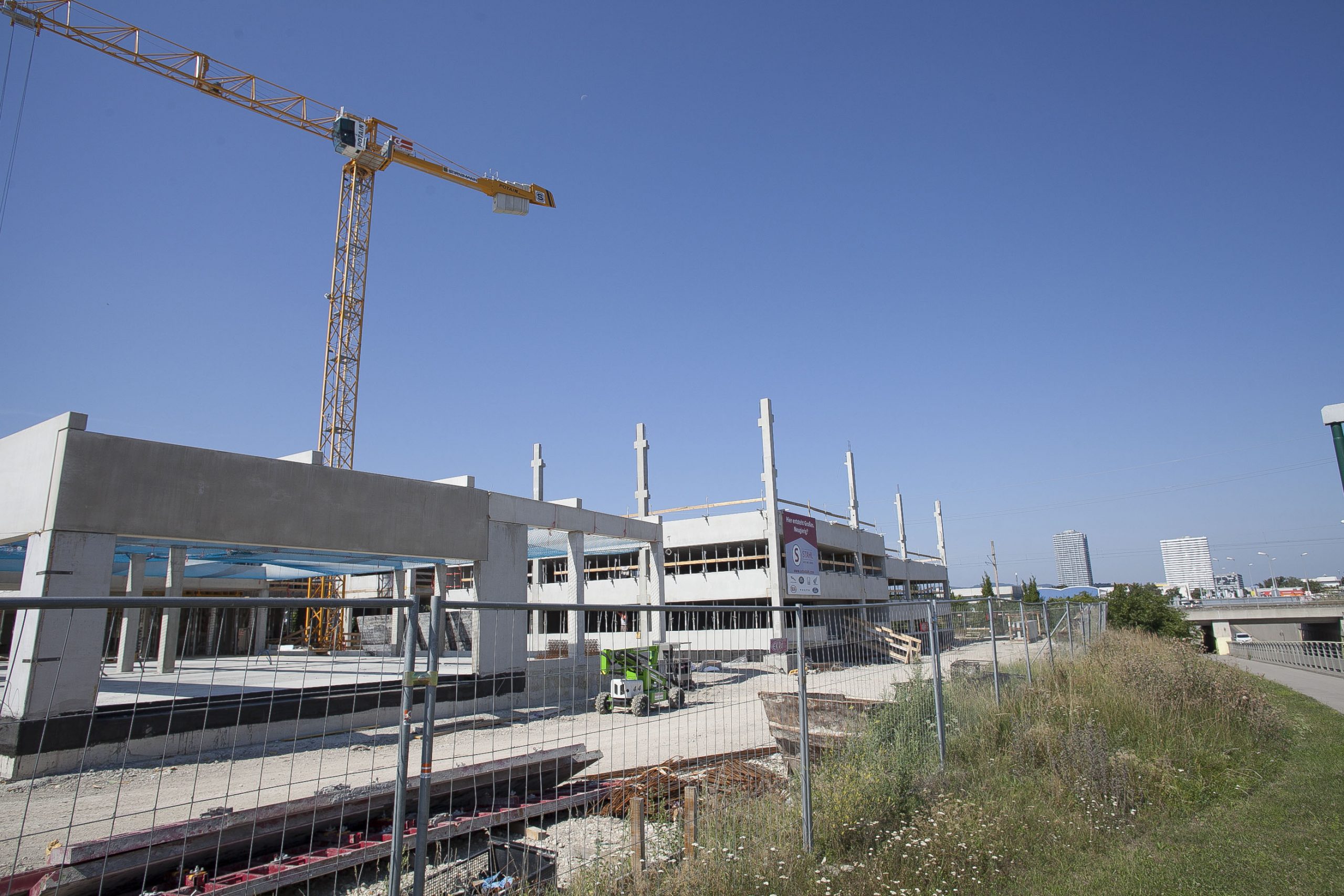 AUTO STAHL Wien 22, Außenansicht der Außenanlage mit Blick vom Rautenweg, September 2020