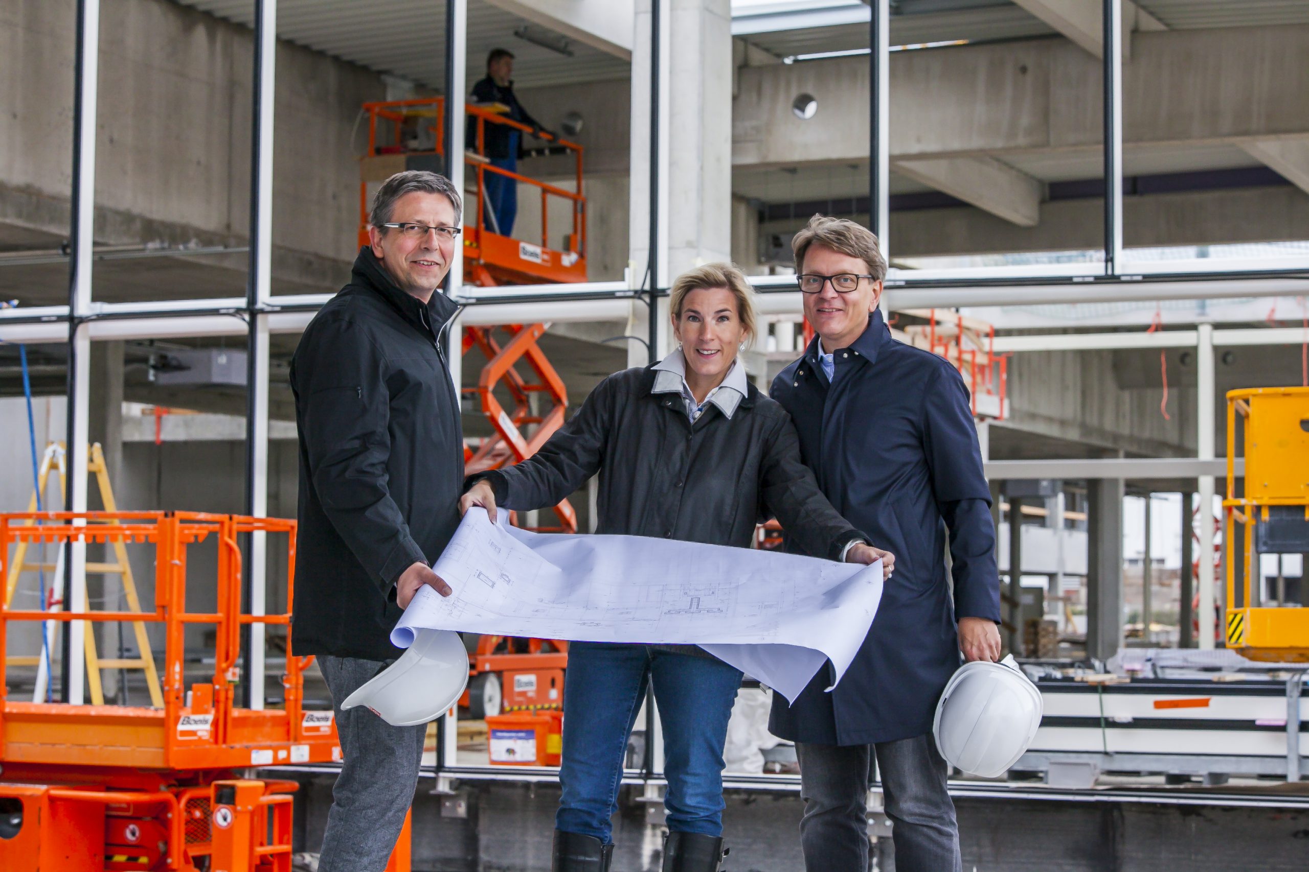 DI Bernhard Hamann (Architekt) mit Mag. Isabella Keusch, MAS & Ing. Gernot Keusch auf der Baustelle