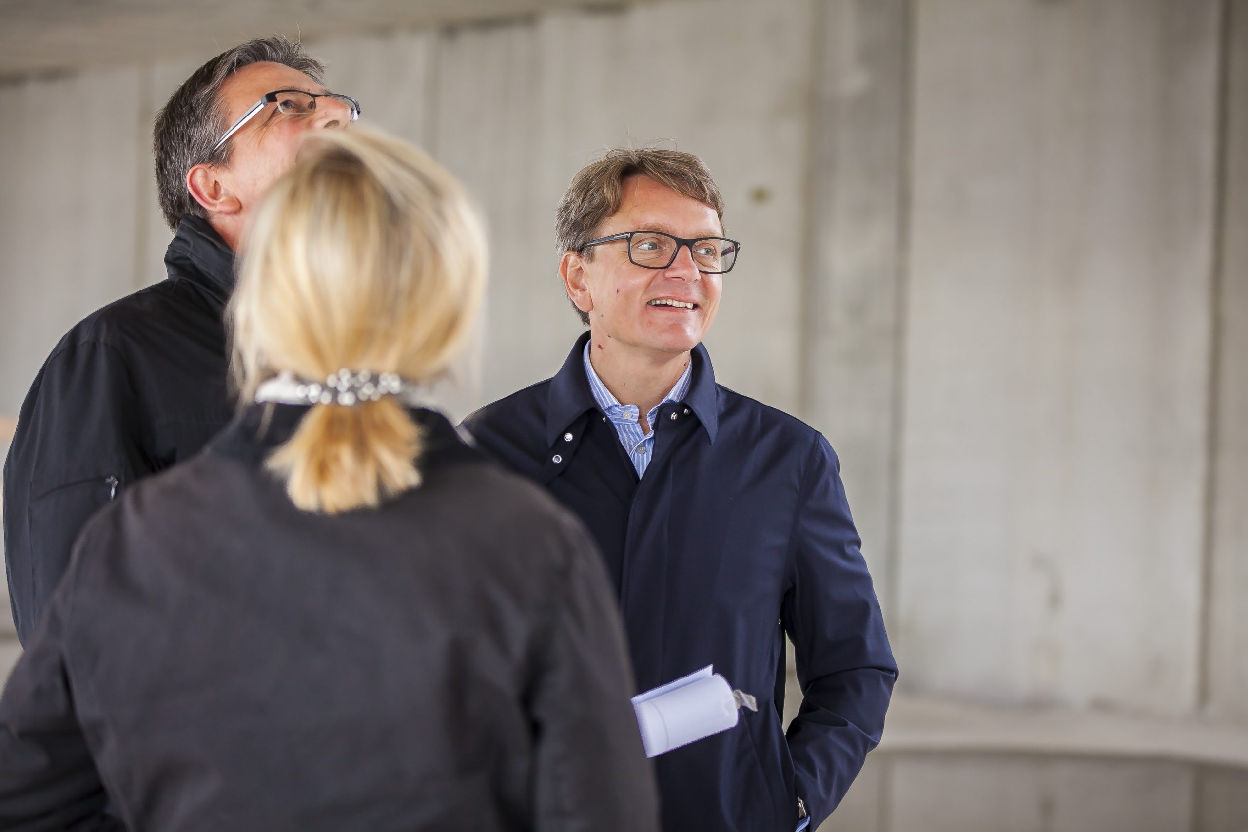 AUTO STAHL Wien 22 | Mag. Isabella Keusch, MAS mit DI Bernhard Hamann (Architekt) und Ing. Gernot Keusch auf der Baustelle