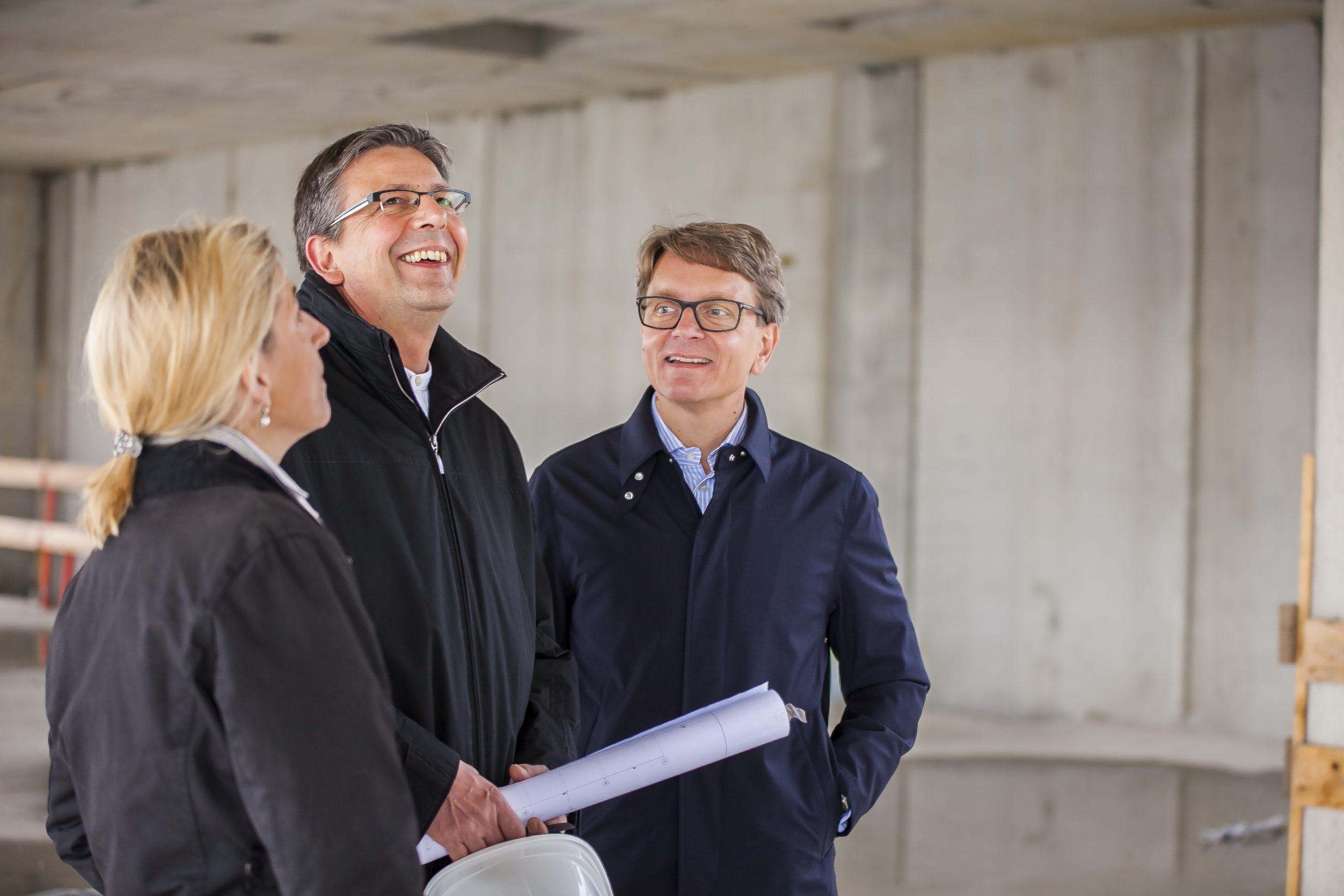 Mag. Isabella Keusch, MAS mit DI Bernhard Hamann (Architekt) und Ing. Gernot Keusch auf der Baustelle