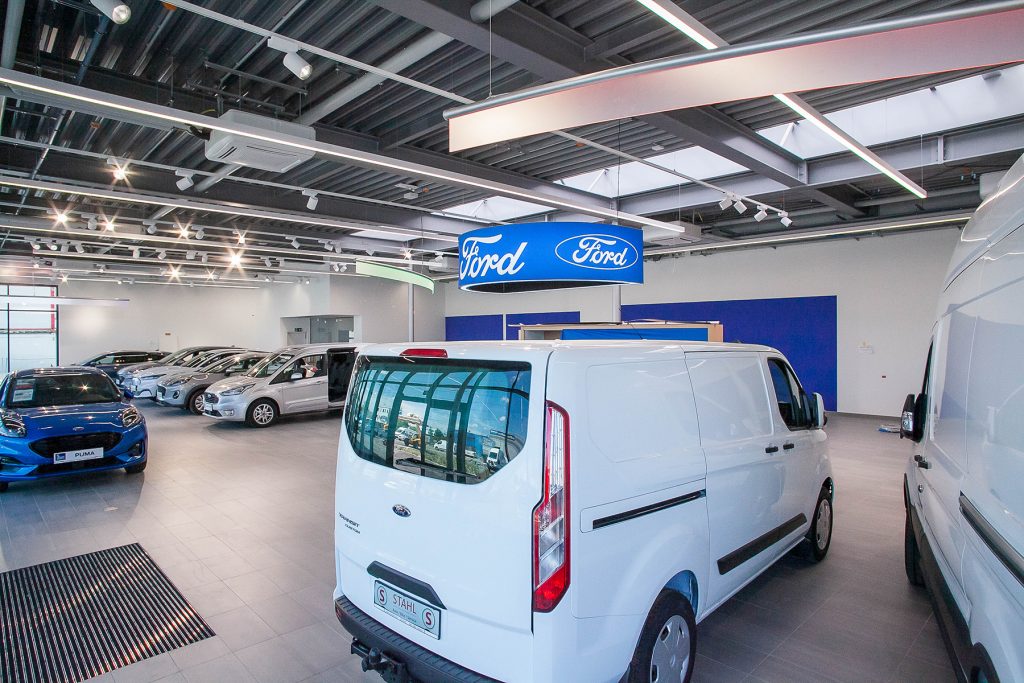 Auto Stahl Wien 22 Ford Schauraum mit PKWs und Nutzfahrzeugen