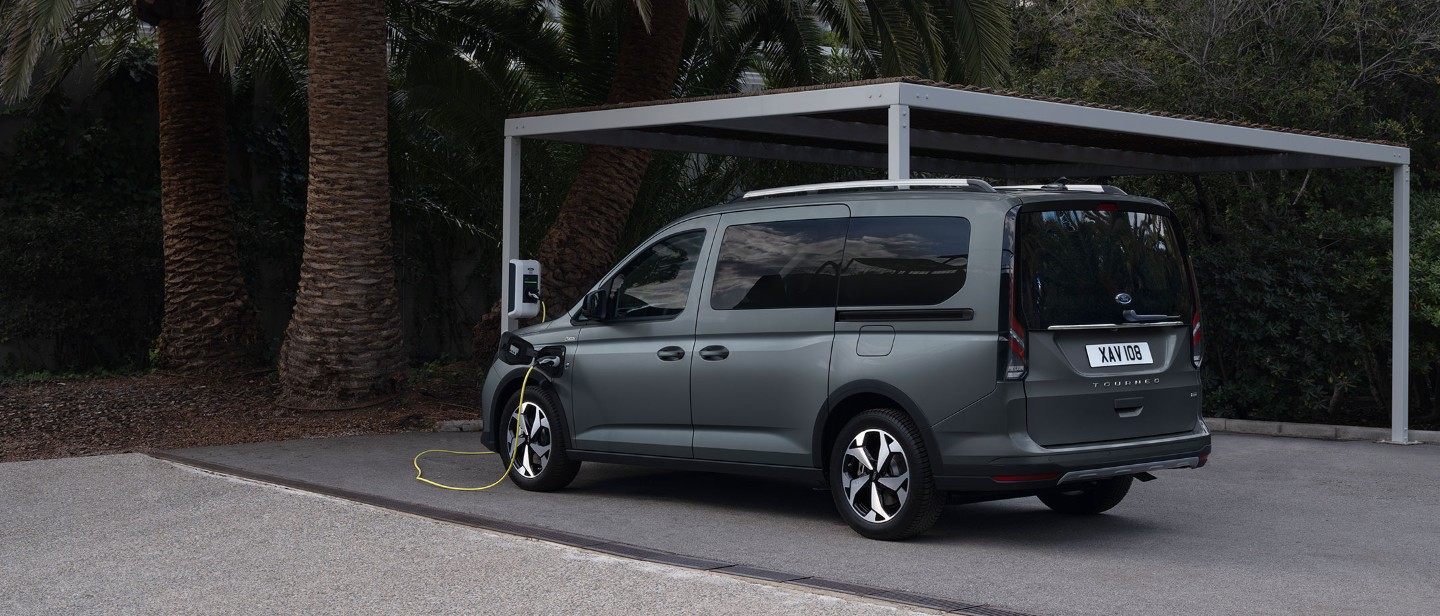 ford-tourneo_connect-eu-V761_Tourneo_Con_PHEV_Rr_3_4_Charge-21x9-2160x925-bb.jpg.renditions.original
