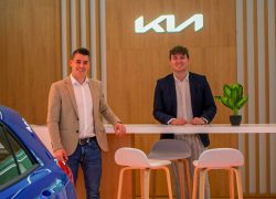 Kia verkaufsberater Fabio Nedoma und Yves Dietrich im neuen Kia Schauraum Wien 22