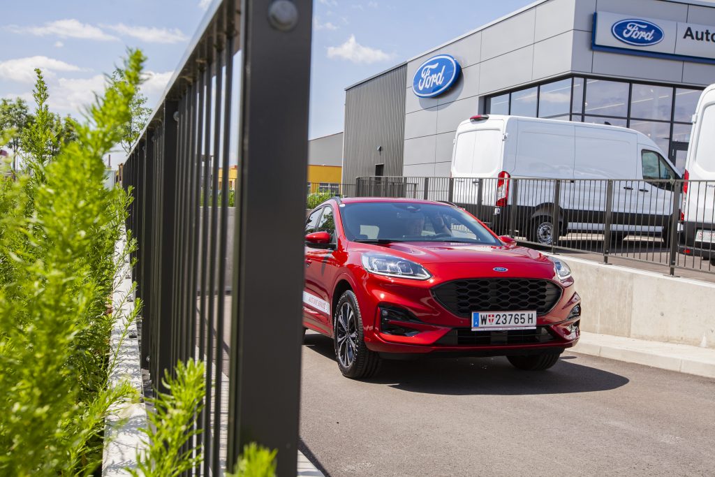 Foto Stahl Ford und der Ford Kuga Plug-in Hybrid im Kika Möbelhaus