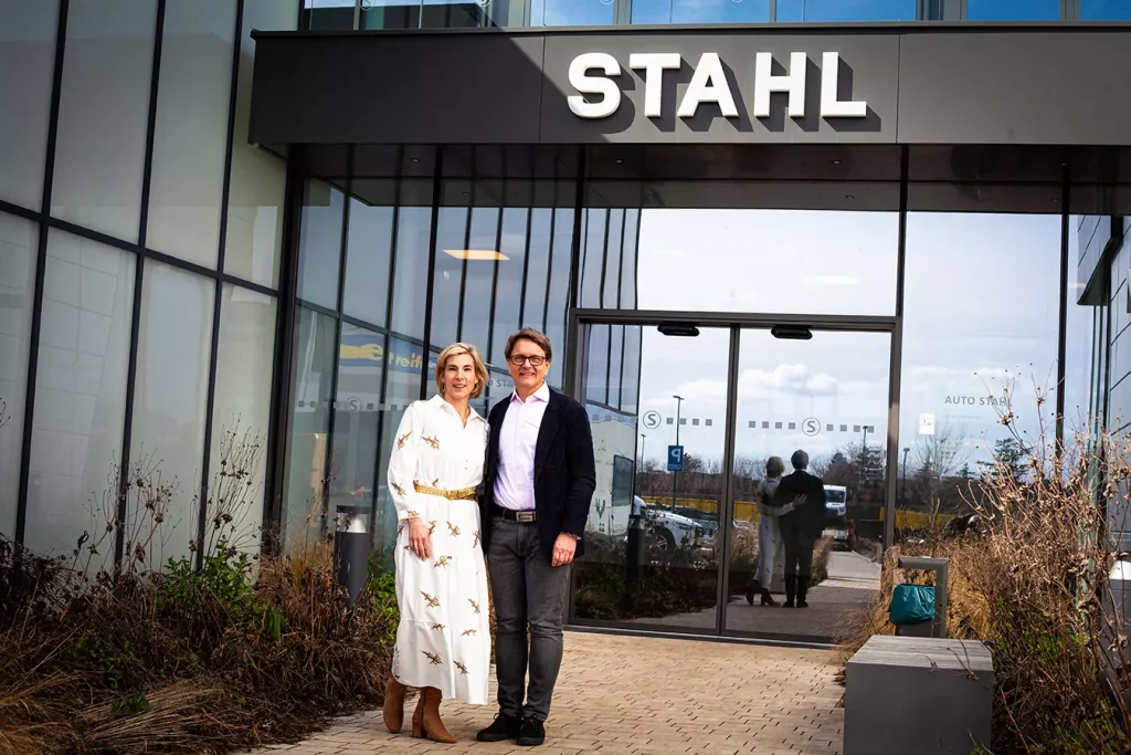 Eigentümerfamilie Isabella und Gernot Keusch am 2021 eröffneten Standort AUTO STAHL in der Donaustadt