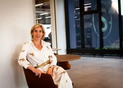 Marketing-Chefin Isabella Keusch am 2021 eröffneten Standort AUTO STAHL in der Donaustadt