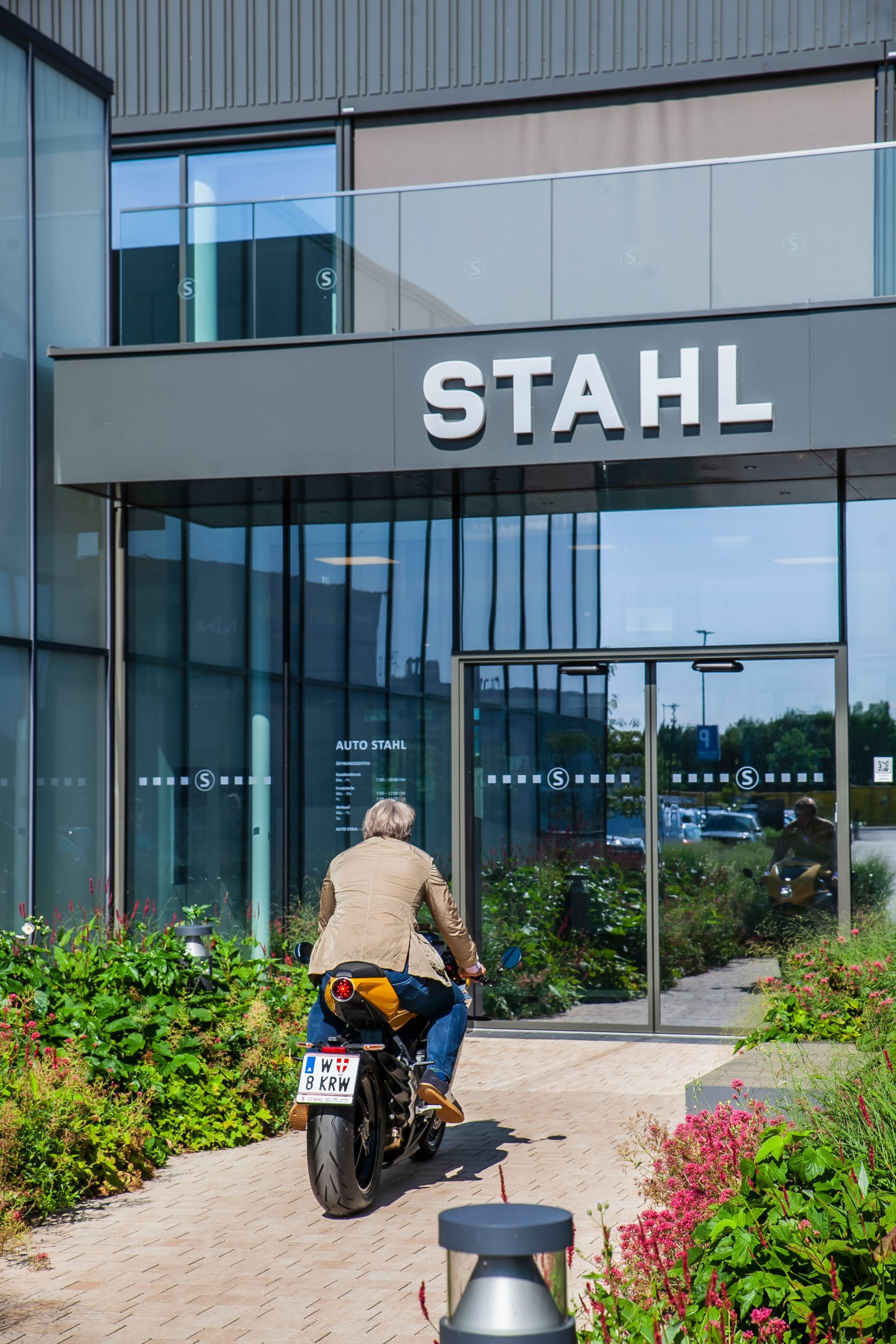 Auto Stahl Wien 22 MV Agusta Pressefotos Gernot Keusch fährt die neue Marke zu AUTO STAHL